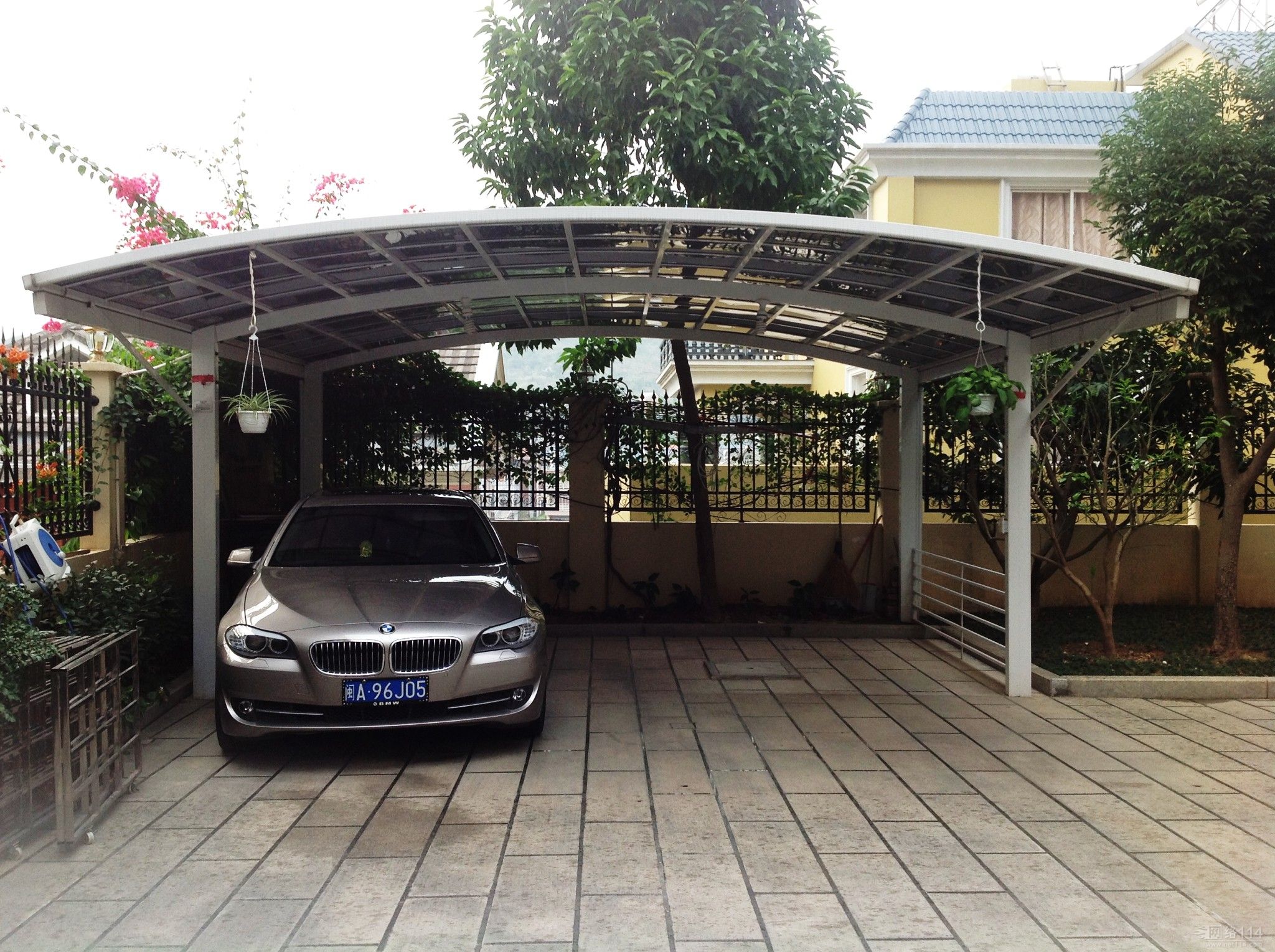 合抱汽車車棚
